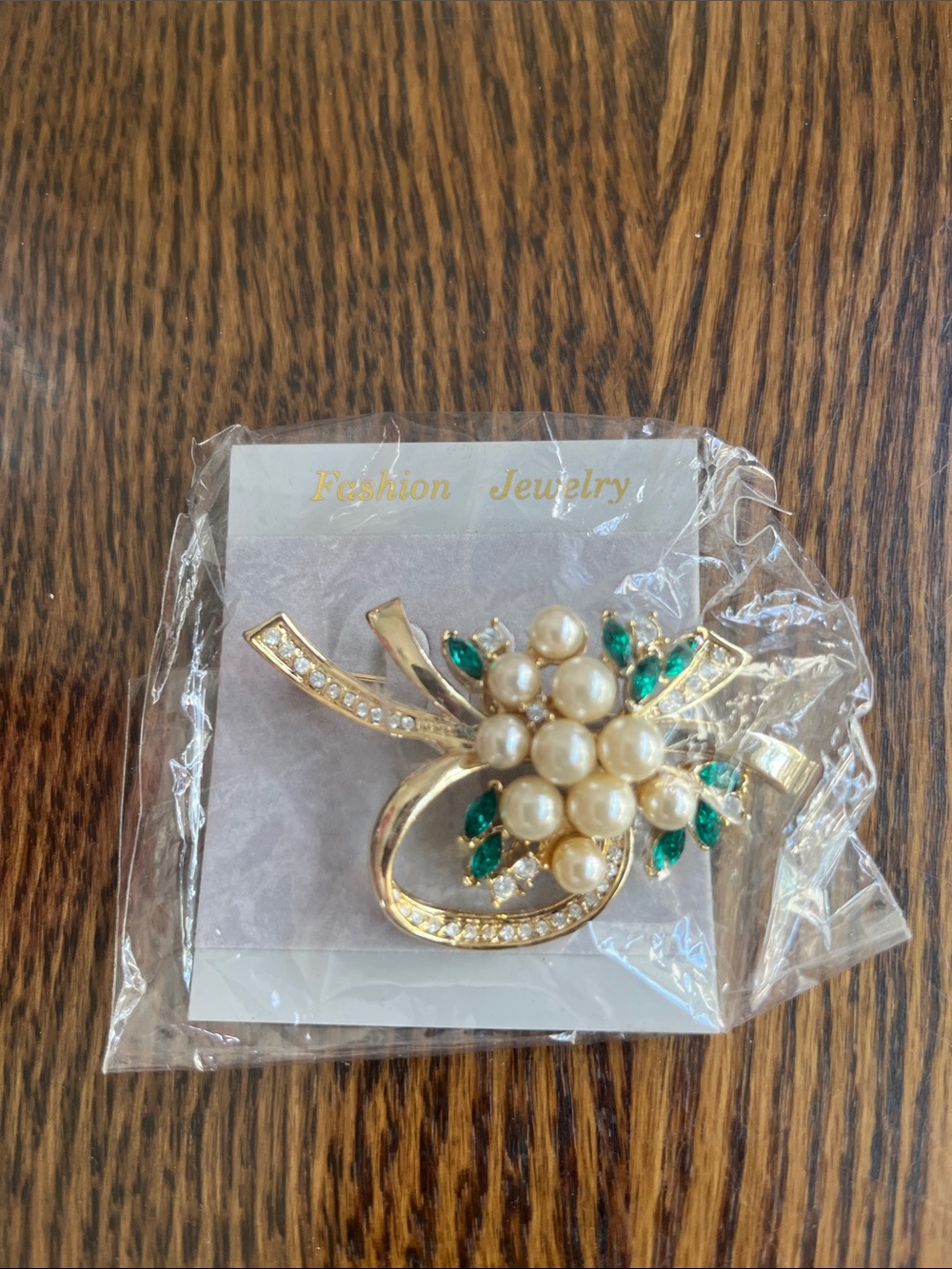 Fashion Jewelry Gold-Tone Pearl Cluster Brooch with Emerald Green Accents